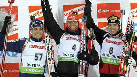 SP v Östersundu, individuální závod: zleva druhý Tim Burke, vítzný Emil Hegle Svendsen, tetí Christoph Sumann