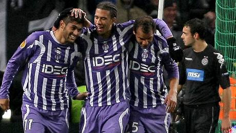 Fotbalisté Toulouse se radují z gólu