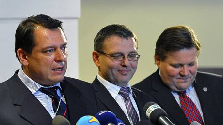 ČSSD vyhrála boj o rozpočet. O platy se nemusí bát učitelé, policisté i státní úředníci. (zleva: Paroubek, Zaorálek, Škromach) ČSSD vyhrála boj o rozpočet. O platy se nemusí bát učitelé, policisté i státní úředníci. (zleva: Paroubek, Zaorálek, Škromach)