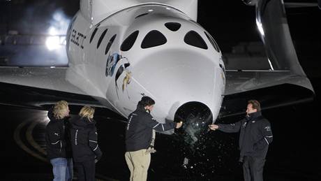 Po oficilnm pondlnm pedstaven byla SpaceShipTwo pektna na Virgin Space Ship. Ptomen byl i guvernr Kalifornie Arnold Schwarzenegger(7. prosince 2009)