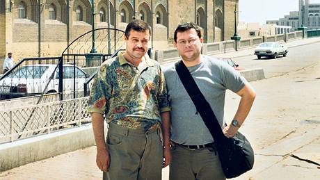 Ibrahim Al Aní (vlevo) s reportérem MF DNES Jaroslavem Kmentou v Iráku na podzim roku 2001.