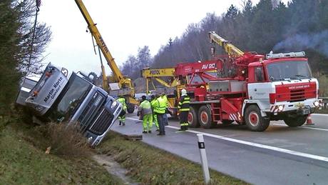 Nehoda kamionu s prasaty na 126. kilometru dálnice D1. (1. prosince 2009)