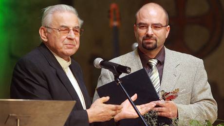 Ostravský léka Boek Trávníek pebírá cenu Gypsy Spirit (1. prosince 2009)
