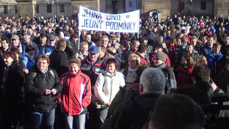 Na Hradanském námstí se seli na protest proti rozpotu pro pítí rok zemdlci (2. prosince 2009)