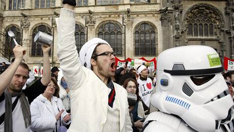Ekologití aktivisté pevleení ve filmových maskách demonstrují v Paíi ped summitem o klimatu v Kodani.