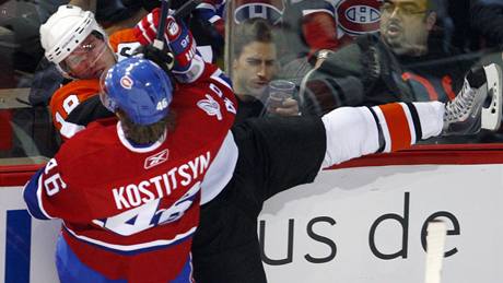 Montreal - Philadelphia: domácí Andrej Kosticyn atakuje Mika Richardse.