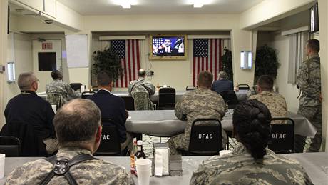 Vojáci v Afghánistánu sledují Obam projev (2. listopadu 2009)