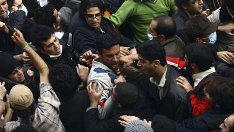 Potyky mezi pro- a protireimními studenty v Teheránu (7. prosince 2009) 