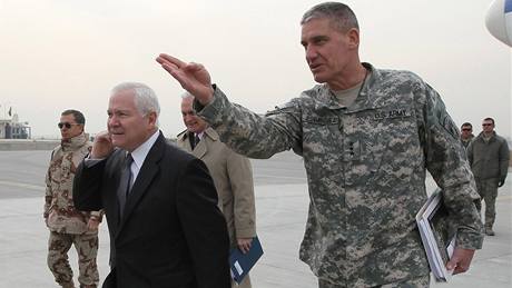 éf Pentagonu Robert Gates pozdravil v Afghánistánu i americké jednotky (8. prosince 2009)