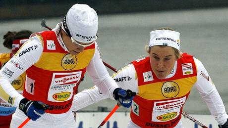 Sprint dvojic v Düsseldorfu: védka Hanna Falková (vpravo) pedává krajance Id Ingemarsdotterové
