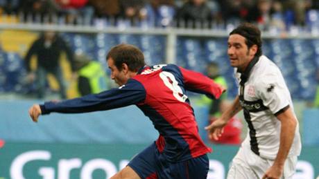 Janov - Parma: domácí Rodrigo Palacio (vlevo) stílí gól