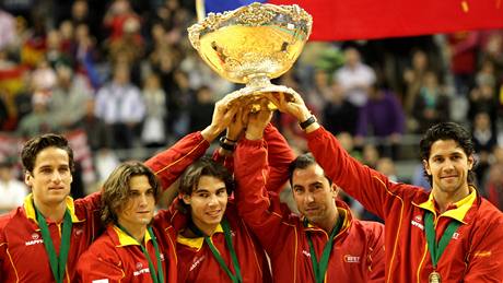 panlé oslavují vítzství v Davisov poháru 2009: zleva Feliciano Lopéz, David Ferrer, Rafael Nadal, kapitán Albert Costa a Fernando Verdasco