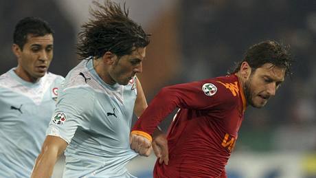 AS ím - Lazio: domácí kapitán Francesco Totti (vpravo) uniká Guglielmu Stendardovi