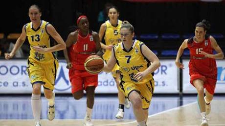 USK Praha - Rivas Madrid: Lindsay Whalenová (íslo 7) útoí na hostující ko