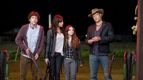 Jesse Eisenberg jako strapytel Columbus v hororové komedii Zombieland.