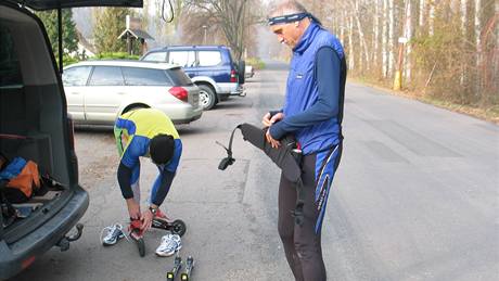David Vávra a Petr Pravda pi tréninku na kolekových lyích na trase Podbrady-Nymburk