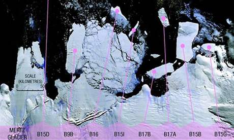 Na archivním snímku je zachycen okamik, kdy se ledová kra B17B odlomila od antarktického ledovce