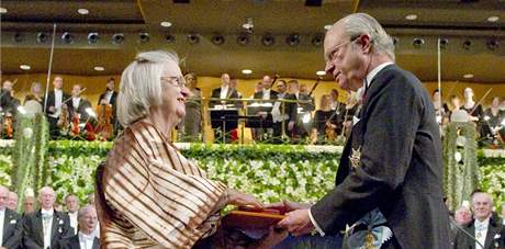 Pedvn Nobelovch cen ve vdskm Stockholmu. Na snmku vdsk krl Carl XVI. Gustaf (vpravo) a Elinor Ostromov (10. prosince 2009)