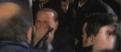 tonk napadl Silvia Berlusconiho replikou milnsk katedrly (13. prosince 2009)