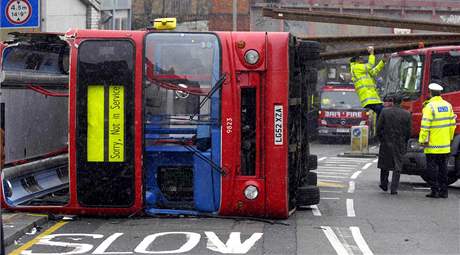 Pevrácený double-decker v londýnské tvrti Clapham (16. prosince 2009)