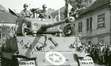 Archivní snímek - tank Sherman v Plzni
