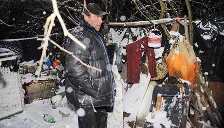 Pan Frantiek, obývající slum v Malomicích, kde donedávna bydlel se svou drukou a její ptiletou dcerou