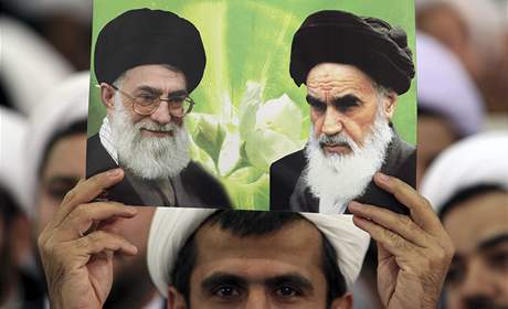 Demonstranti tímají v ruce portréty ajatolláha Rúholláha Chomejního (vpravo) a také souasného duchovního vdce Alí Chameneího 