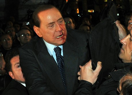 Silvio Berlusconi se zkrvavenou tváí.