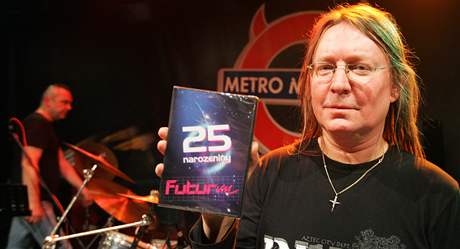 Art rocková legenda Futurum v ele se zpvákem Romanem Dragounem poktila v klubu Metro Music Bar DVD ke svému 25. výroí 