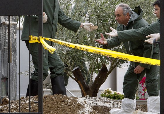 Kypertí vyetovatelé u hrobu exprezidenta Papadopulose