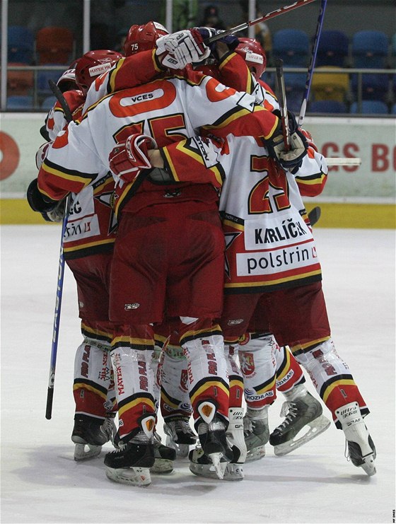 Takhle se radovali hokejisté Hradce Králové z gólu v eské první lize. Jejich následovníci budou hrát od pítí sezony ruskou KHL.