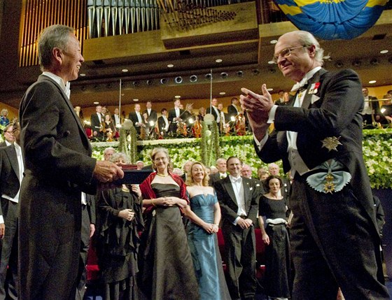 Pedávání Nobelových cen ve védském Stockholmu. Na snímku védský král Carl XVI. Gustaf (vpravo) a nositel Nobelovy ceny za fyziku Charles K. Kao (10. prosince 2009)