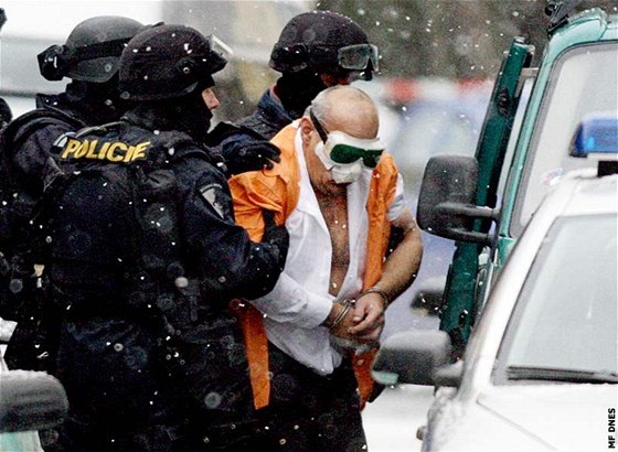 Policie zatkla bankovního lupie v poboce Komerní banky v Praze. (16. prosince 2009)