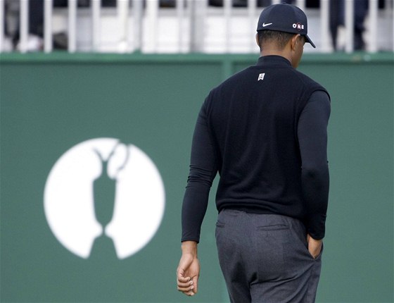 Tiger Woods se zatím otáel zády, Te poprvé promluví.