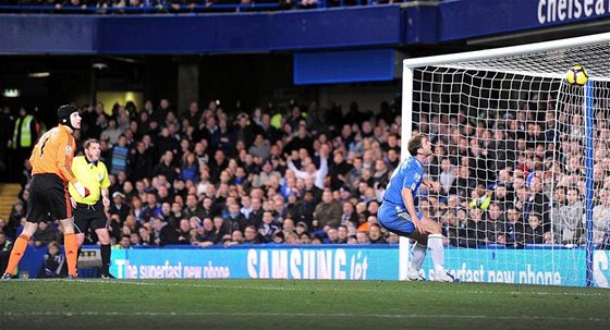 Chelsea: Petr ech dostává neastný gól