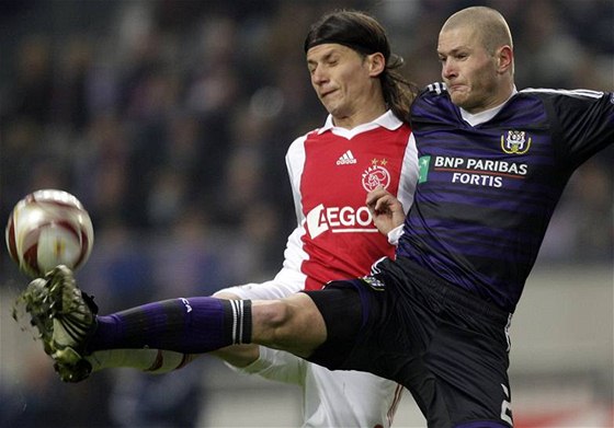 Ajax - Anderlecht: Marko Panteli (vlevo) a Ondej Mazuch
