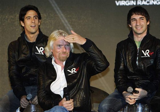 Uprosted Richard Branson, majitel týmu Virgin Racing. Vedle nj piloti Timo Glock (vlevo) a Lucas Di Grassi