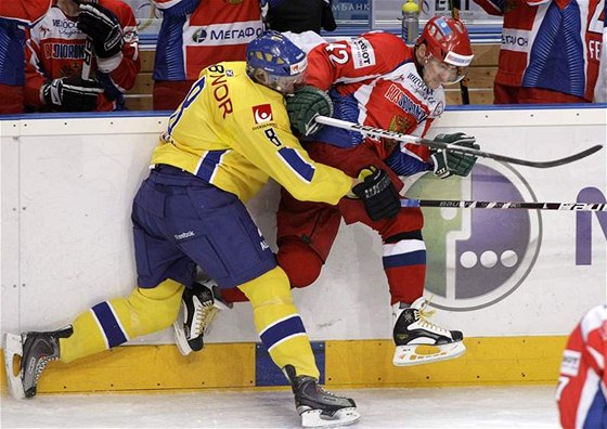 Rusko - védsko: Cristian Backman (vlevo) a domácí Sergej Zinovjev 