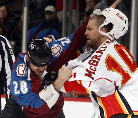 Colorado - Calgary, domc David Ko (vlevo) a Brian McGrattan z Calgary