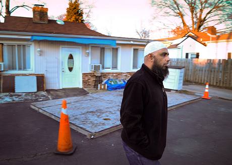 Muslim prochz kolem meity v Alexandrii v americkm stt Virginia, kam chodila ptice Amerian zadrench v Pkistnu