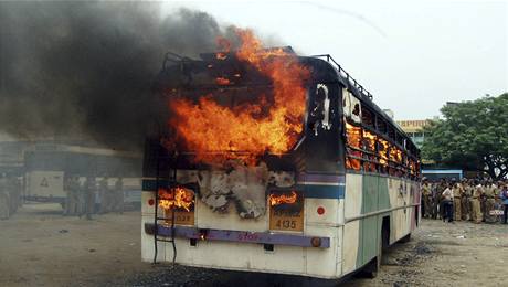 Autobus zaplen pi potykch pznivc a odprc sttu Telangana