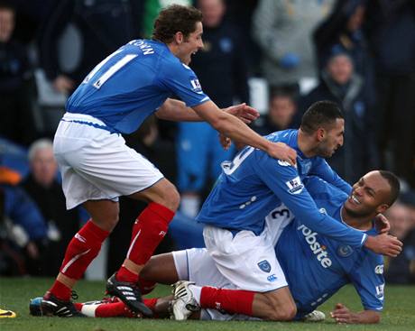 Fotbalist Portsmouthu se raduj z glu, kter vstelil Nadir Belhad (vpravo)