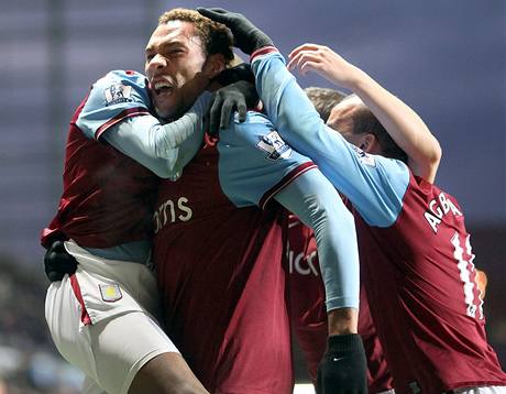 Aston Villa: fotbalist se raduj z glu, kter vstelil John Carew (elem)