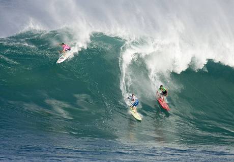 Surfing v obch vlnch na Havaji