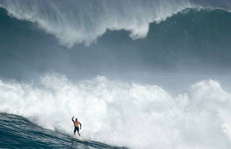 Surfing v obch vlnch na Havaji