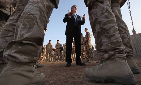 Gordon Brown na britsk zkladn Camp Bastion v Afghnistnu, kde piletl pozvednout morlku. (13. prosince 2009)