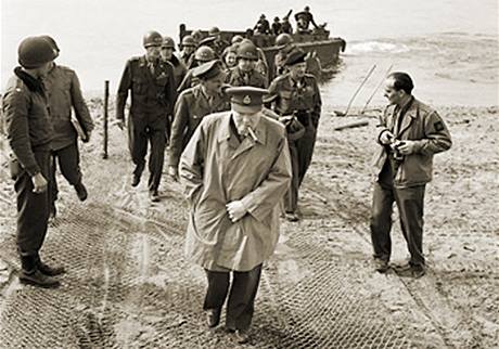 Winston Churchill na behu Rna. (25. bezna 1945)