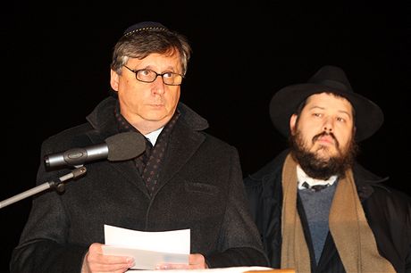 Premir Jan Fischer a izraelsk velvyslanec Jaakov Levy rozsvcuj na praskm Palachov nmst ob svcen u pleitosti idovskho svtku Chanuka (13. prosince 2009)
