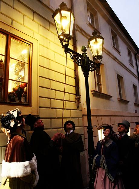 Prahu rozsvtily v Nerudov ulici plynov lampy (10. prosince 2009)