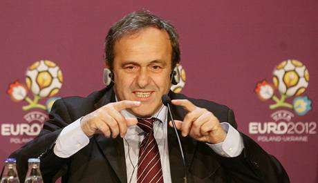 Michel Platini pedstavuje logo fotbalovho mistrovstv Evropy 2012
